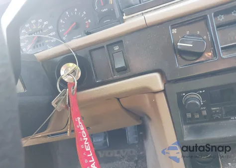 1987 Volvo 740 Gle z USA, uszkodzony, nr VIN YV1FX8745H1136699